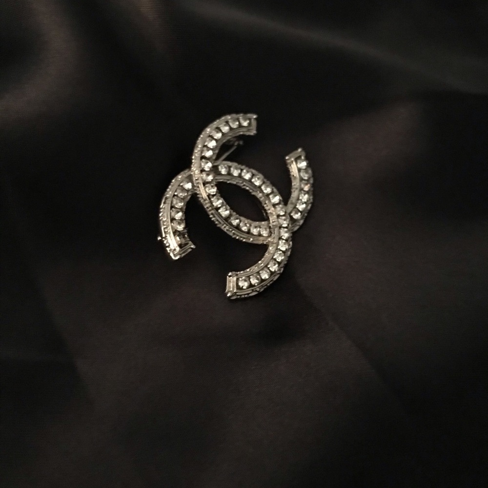 AUTHENTIC CLASSIC CHANEL BROOCH EXCLUSIVE - Picture 2 of 9